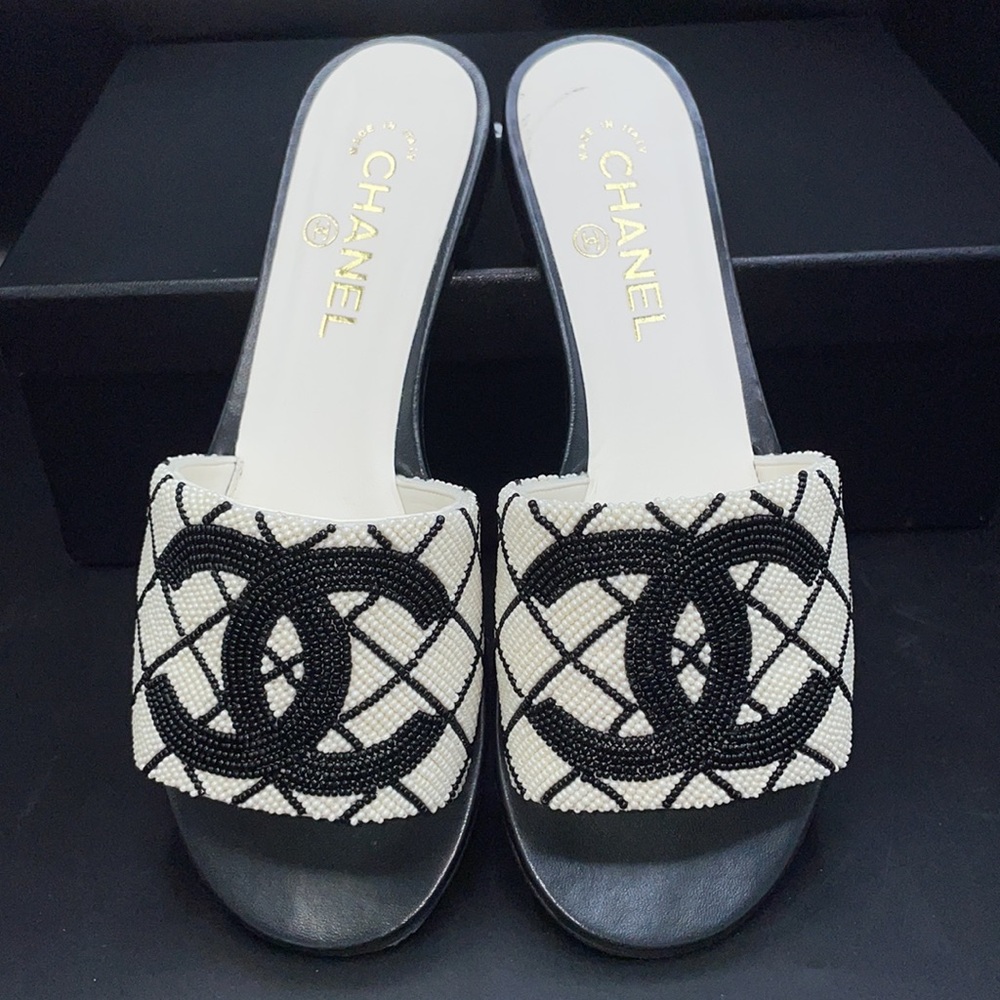 24HR DROP ⬇️ Chanel Caviar Beaded Slides 38.5